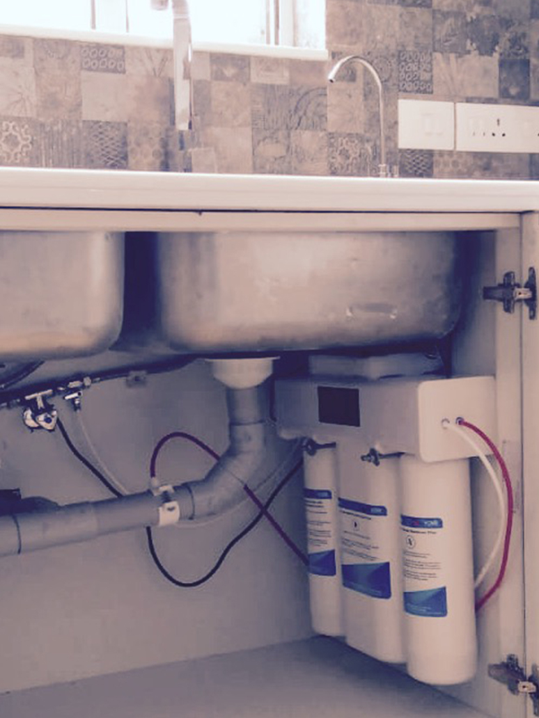 . 3M RO unit at under sink and faucet on right side